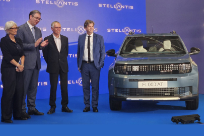 Silvia Vernetti (Stellantis), srbský prezident  Aleksandar Vučič, Carlos Tavares (Stellantis) a Olivier Francois (Fiat)