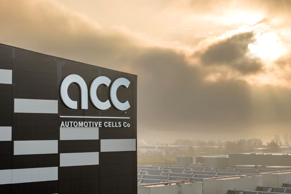 ACC zastavuje výstavbu dvou továren na akumulátory