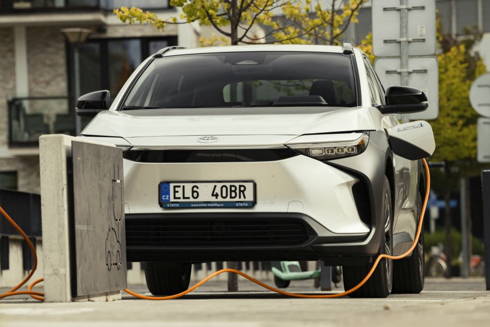 Toyota dodá státním úřadům 515 elektromobilů