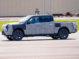 Joe Biden za volantem Fordu F-150 Lighting