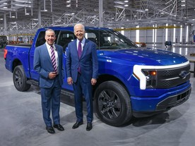 Joe Biden a Ford F-150 Lighting v závodě Rouge Electric SKV